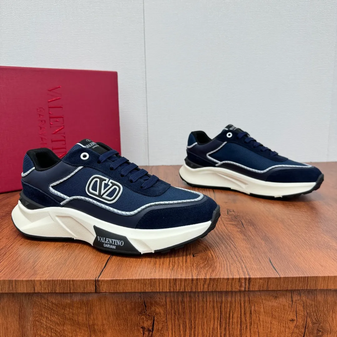 [Valentino] Top P: 820💰 Size: 39-44 leather shoe size (can be customized 38.45 cannot be returned or exchanged) VALENTION/Valentino FREEDOTS series new spring and summer men's sports shoes Lightweight and breathable casual thick-soled men's shoes Classic contrasting splicing design Suede cowhide stitching nappa calfskin + breathable technical mesh material Hot glue brand pattern badge logo details Delicate calfskin feet Lightweight mesh lining, ultra-light TPU foam rubber outsole, sports version, thick-soled style design, easy and versatile, multiple colors available, able to meet various matching needs, complete package! Item number: HL6688 blue